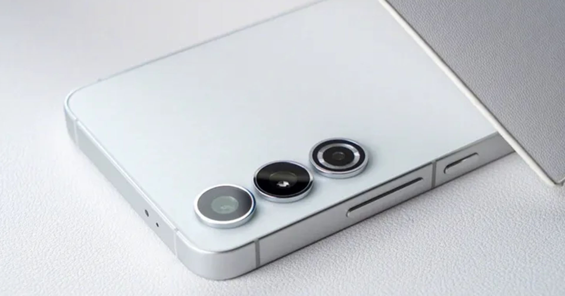 ชมภาพ Samsung Galaxy S24 และ Samsung Galaxy S24+ จะได้ดีไซน์ใหม่ที่มีความโค้งมนน้อยลง